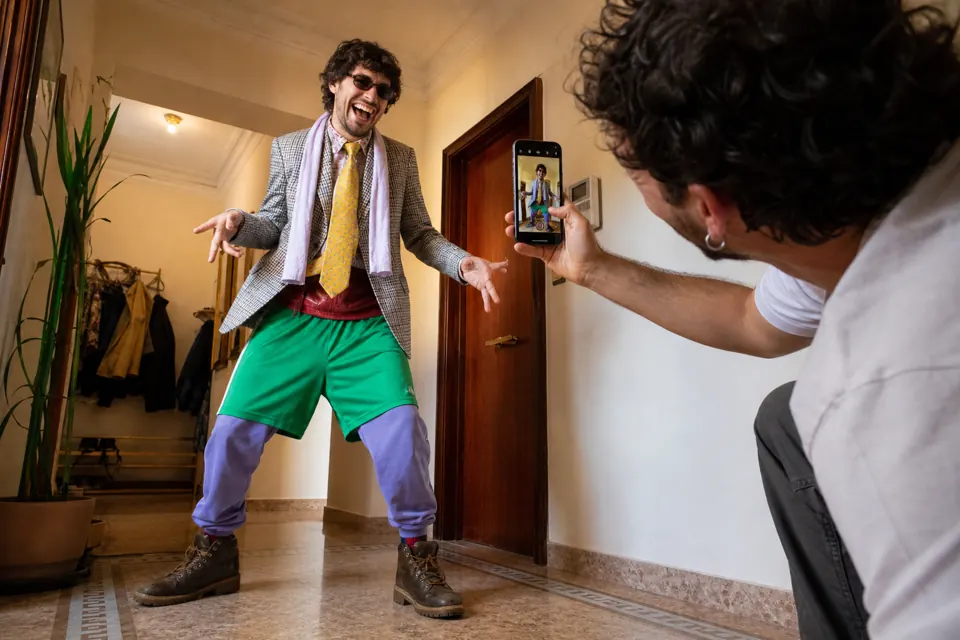 Amici brindano e giocano