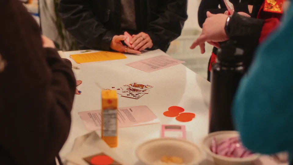 Amigas anotando puntos durante un juego de mesa