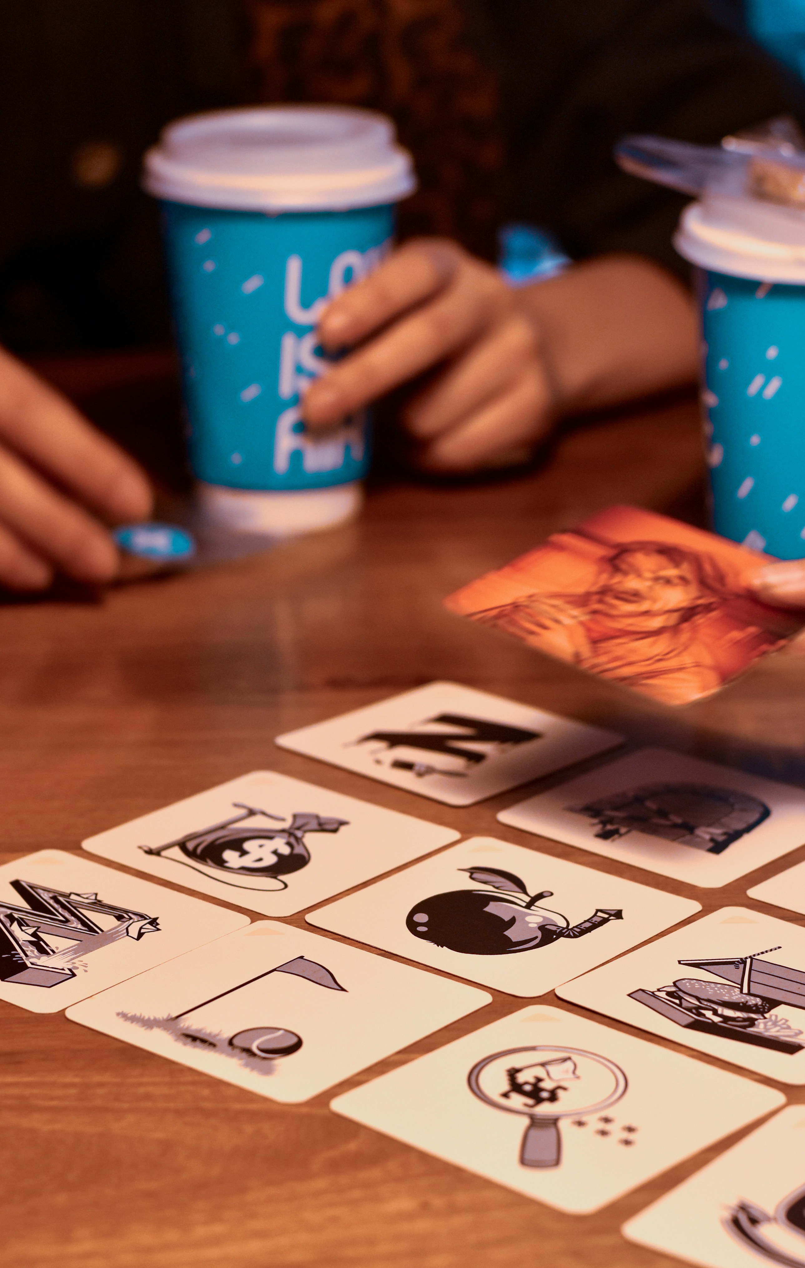 Cartas ilustradas extendidas para una partida de deducción