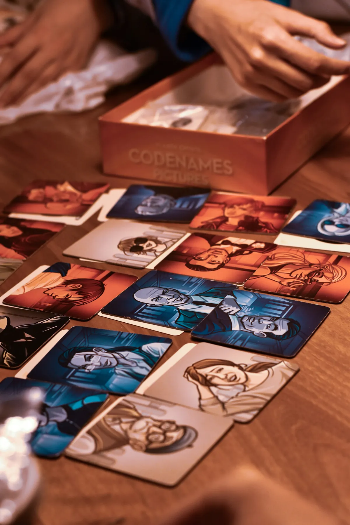 Rote und blaue Agentenkarten auf einem Codenames-Spielbrett