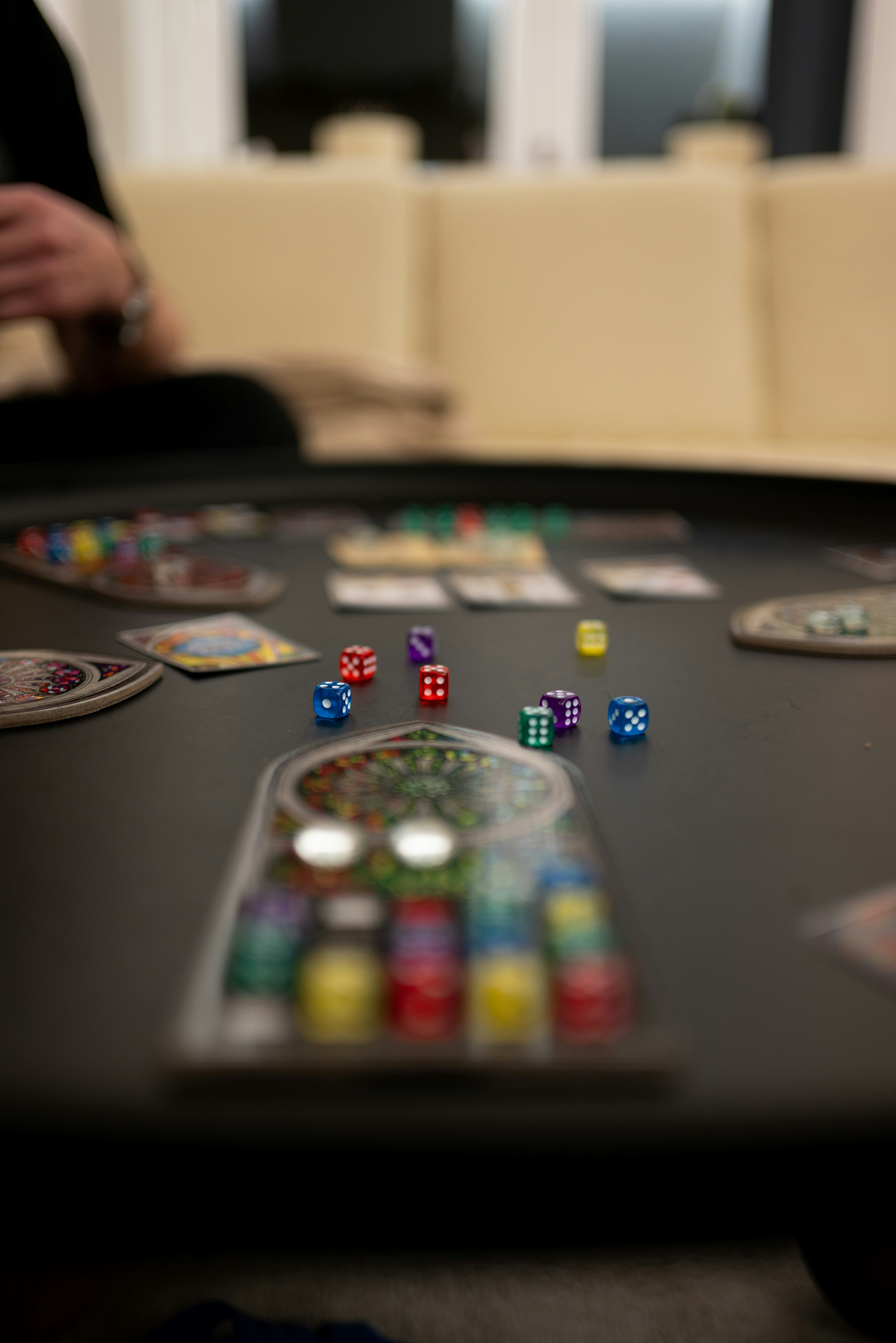 Dados y piezas de un juego sobre una mesa