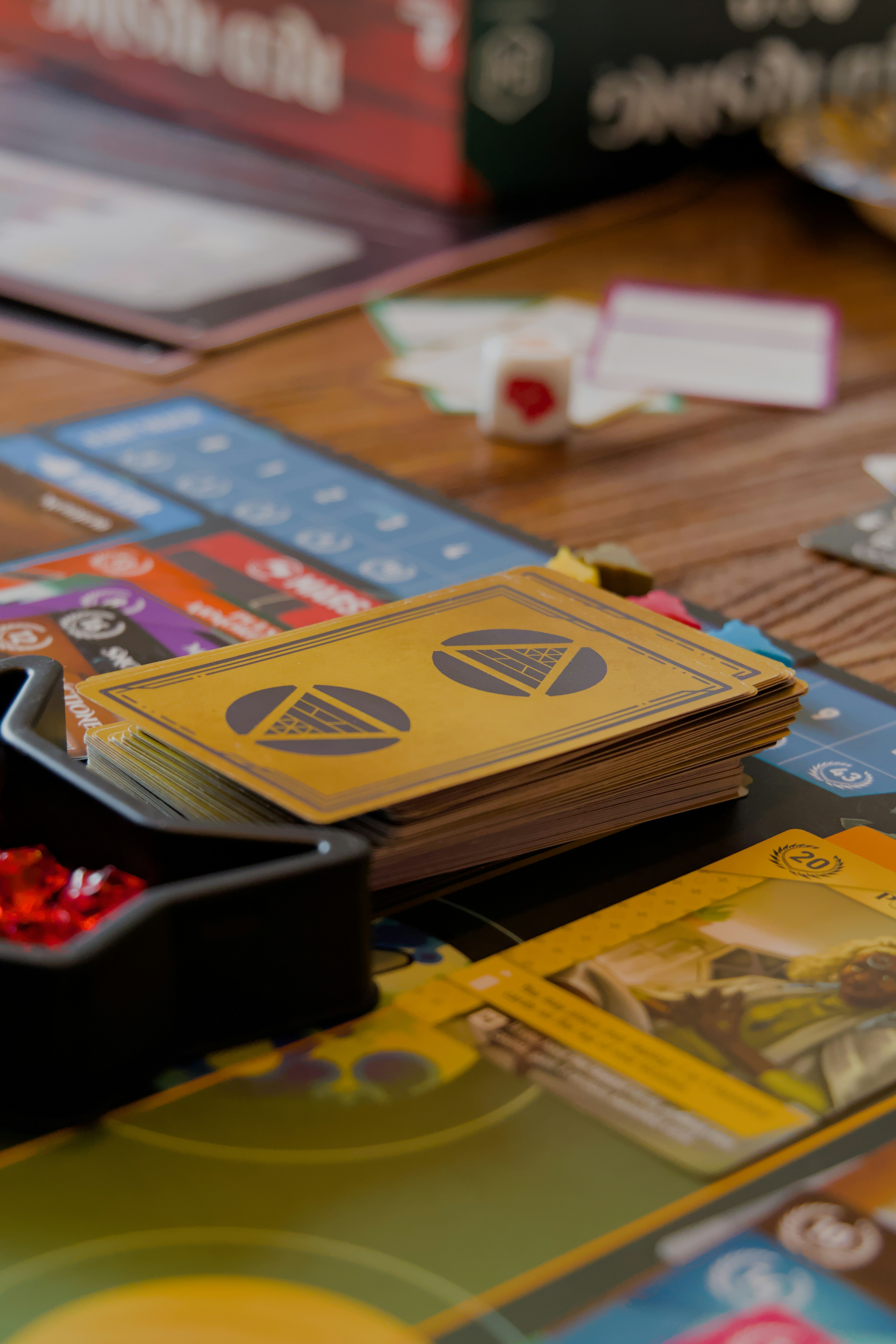 Mesa de juego con cartas y fichas preparadas para colaborar