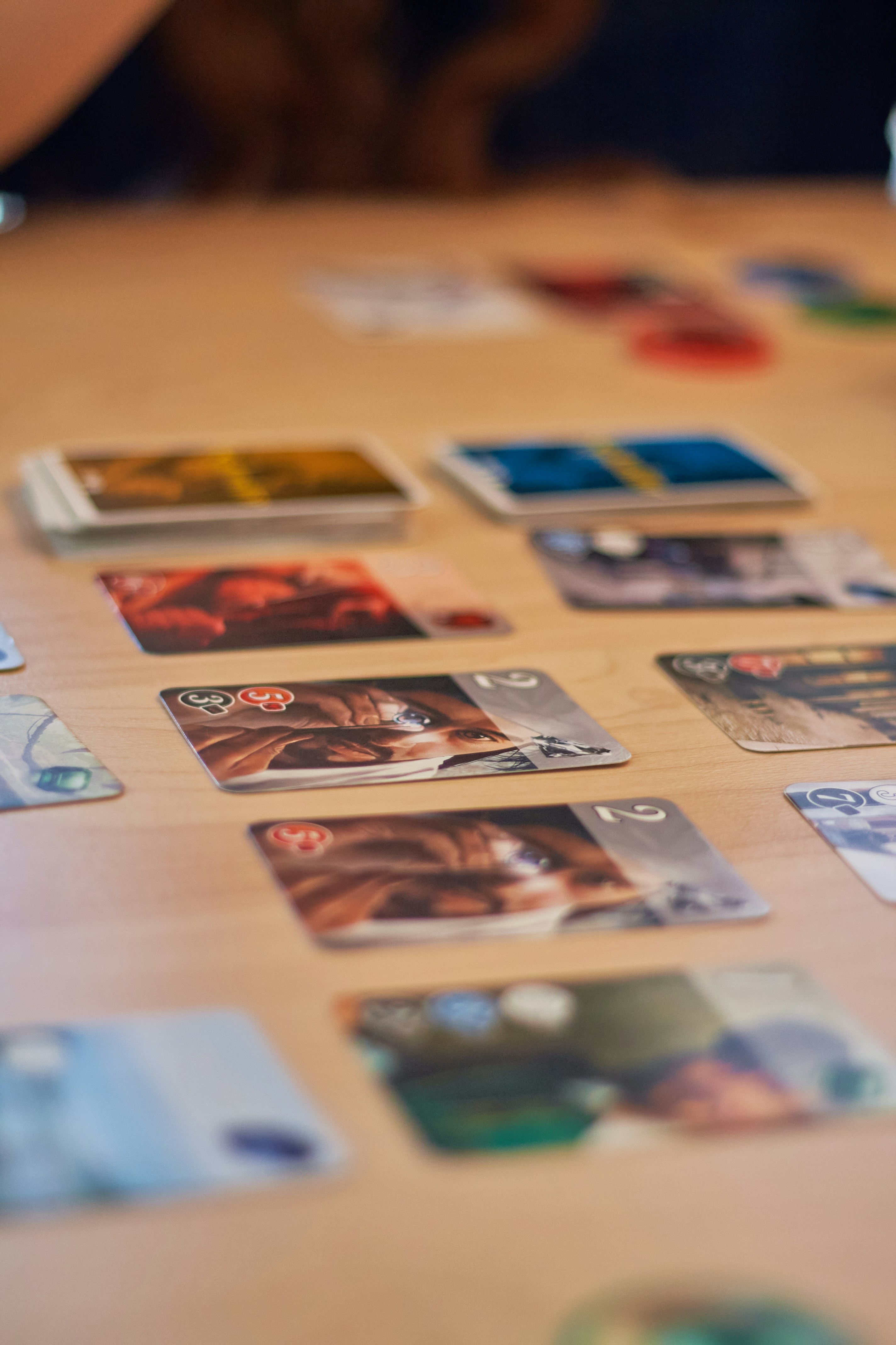 Mesa de juego preparada con cartas y piezas para una investigación