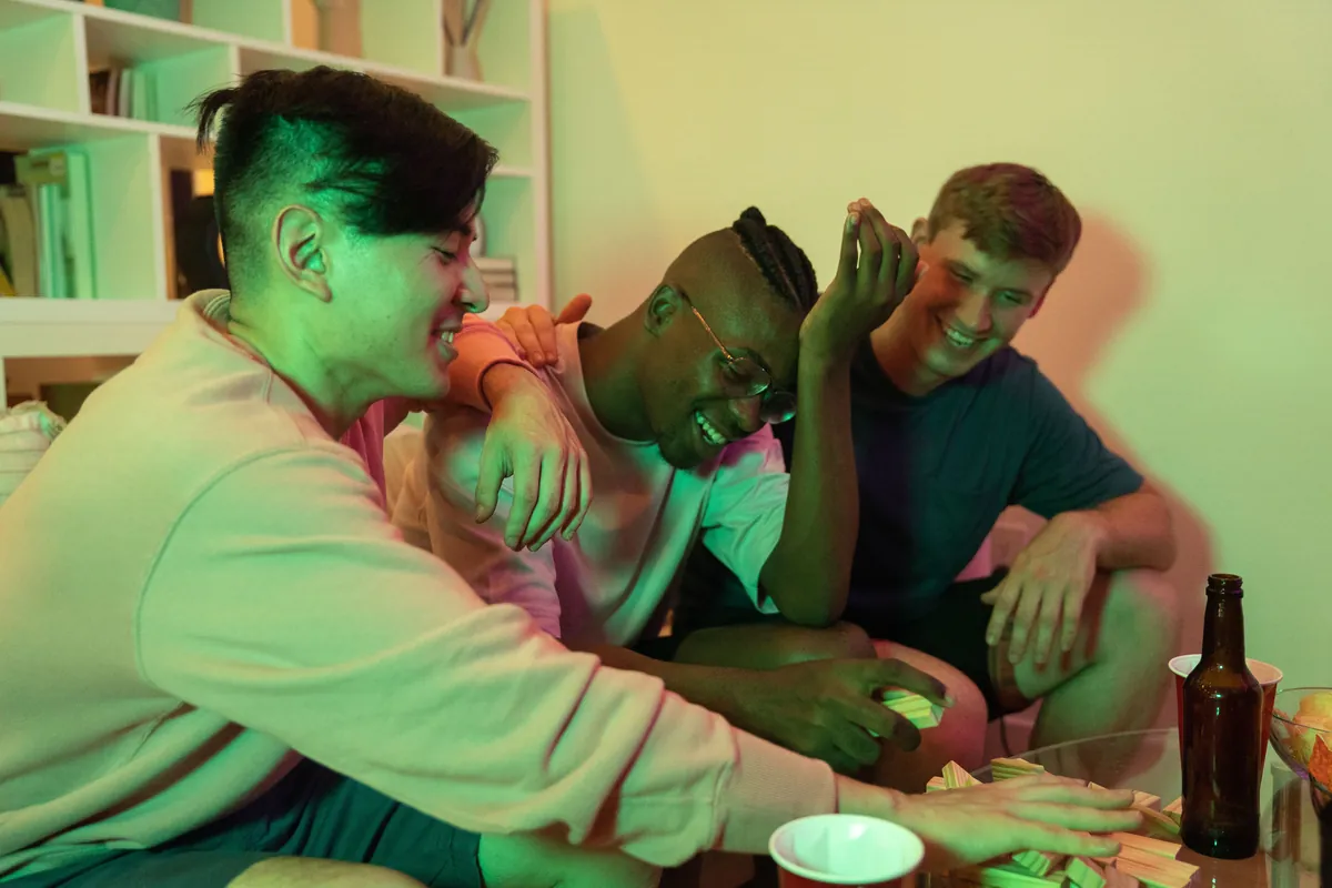 Drie vrienden tijdens een spelavond