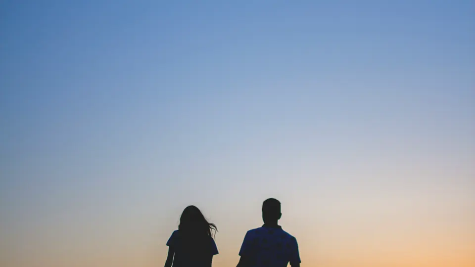 Pareja conversando durante una cita al aire libre