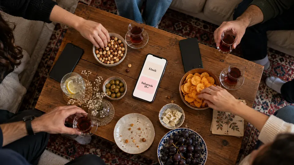 Masadaki telefon soru paketlerini gösteriyor