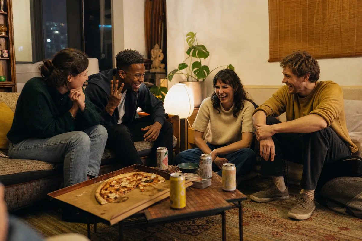 Freunde lachen bei einer peinlichen Ich-hab-noch-nie-Frage