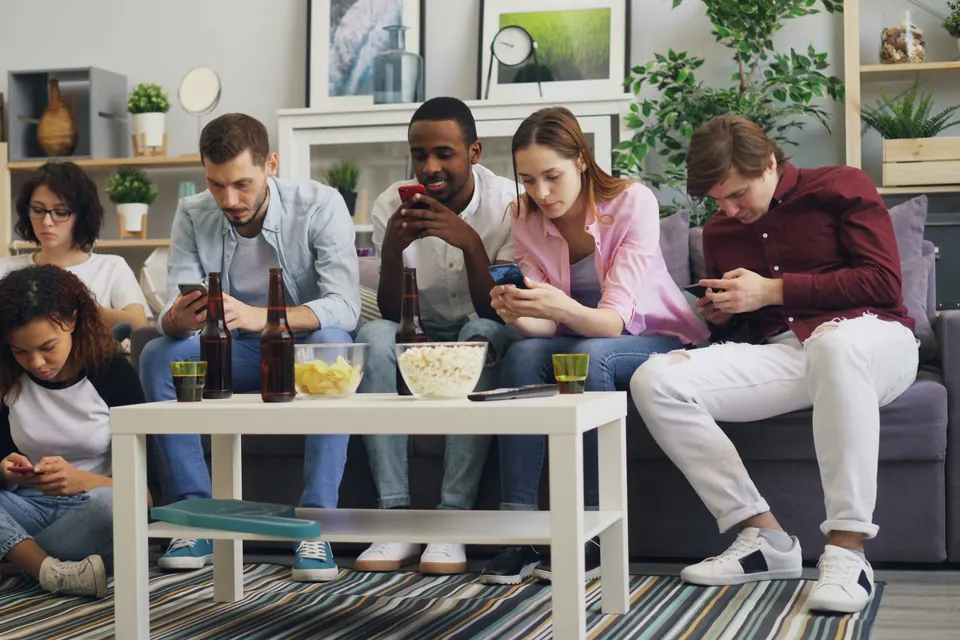 Grupa przygotowuje telefon i minutnik do gry