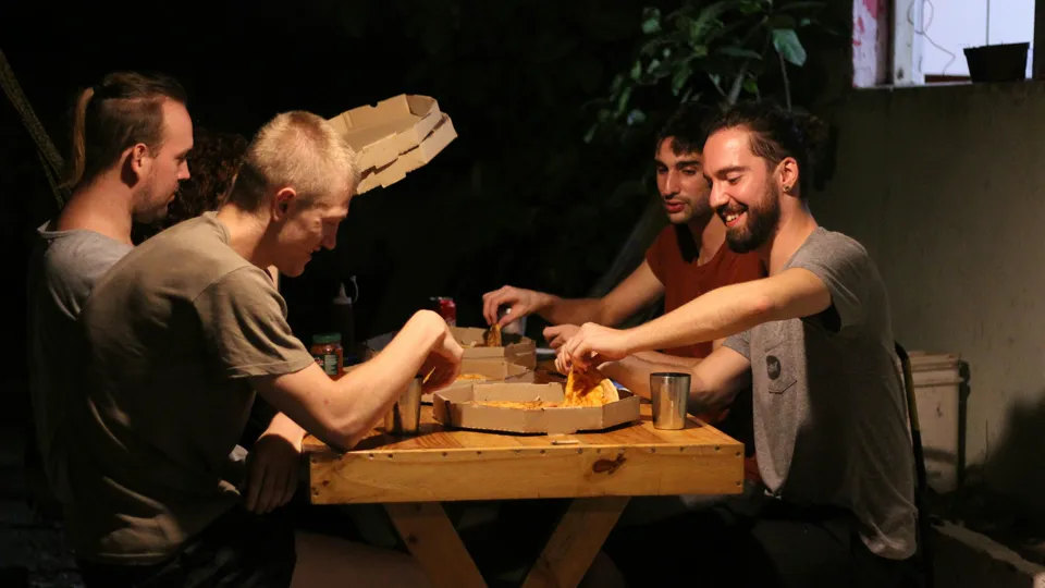 Vrienden spelen een quiz aan tafel