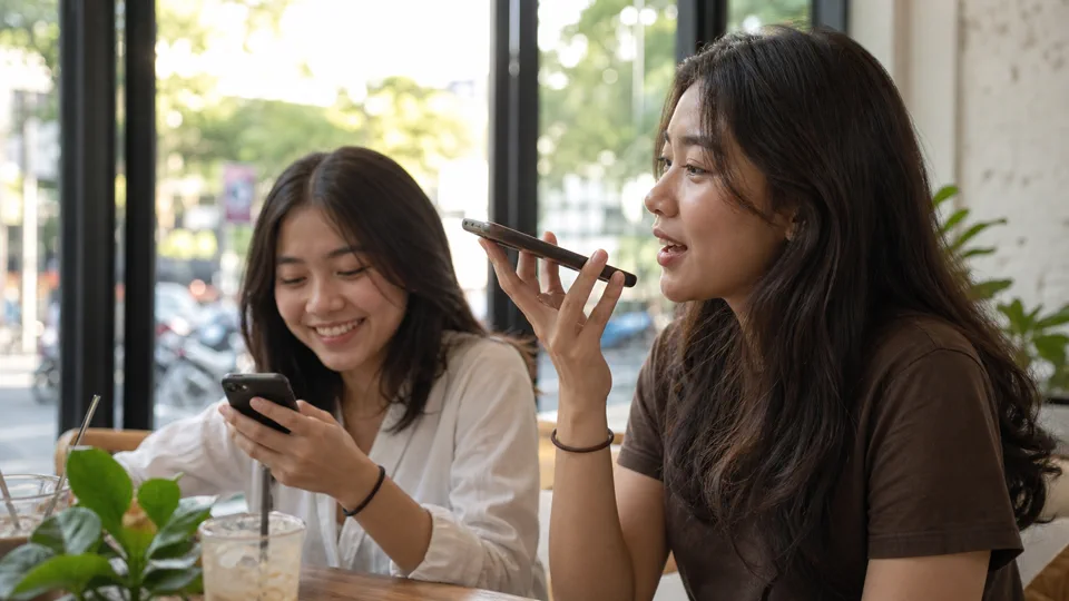 Dua teman mengirim voice note lewat ponsel