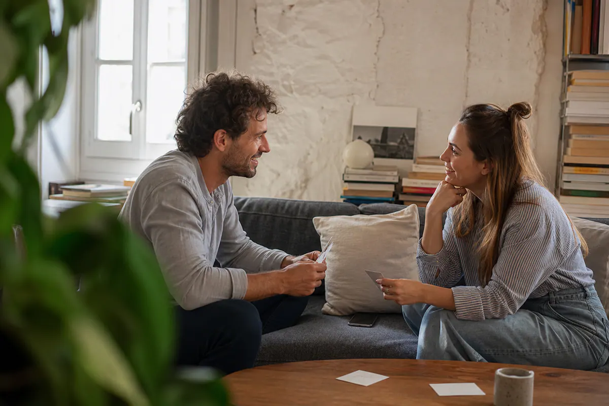 Couple jouant aux questions sur un canapé