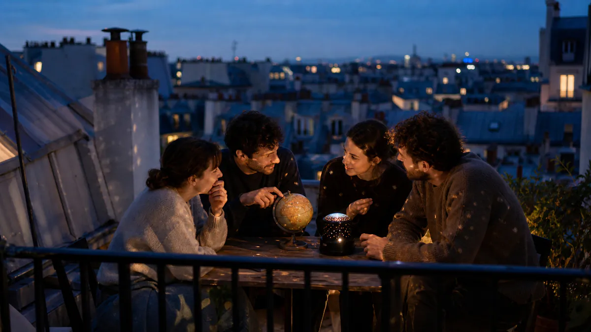 Amis imaginant un univers absurde autour d’une table