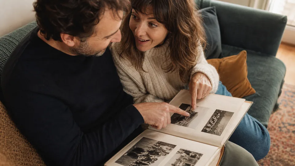 Couple regardant un album de souvenirs