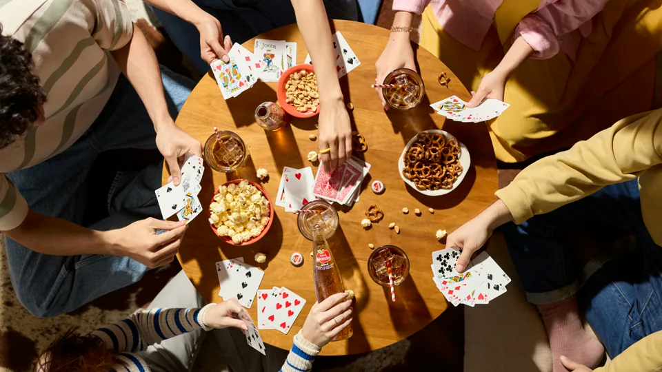 Spelers kiezen geheim een kaart tijdens een kaartspel
