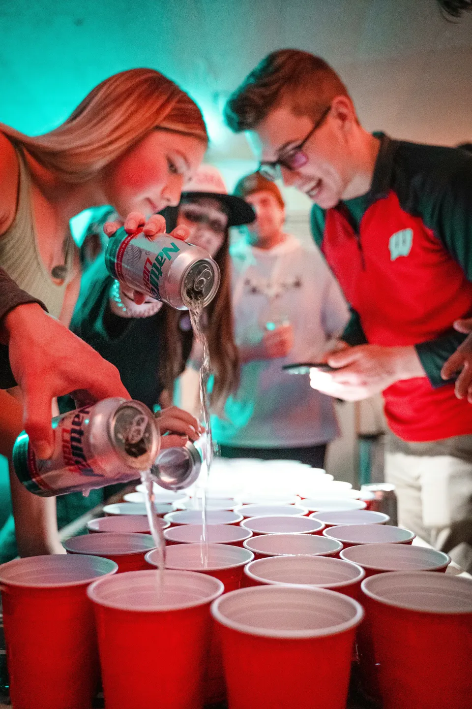 Venner spiller Beer Pong på hjemmefest
