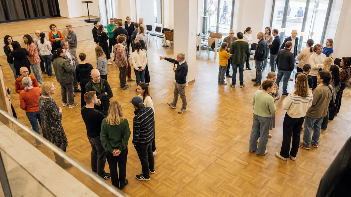 Große Workshopgruppe bildet mehrere Teams für ein Eisbrecher Spiel