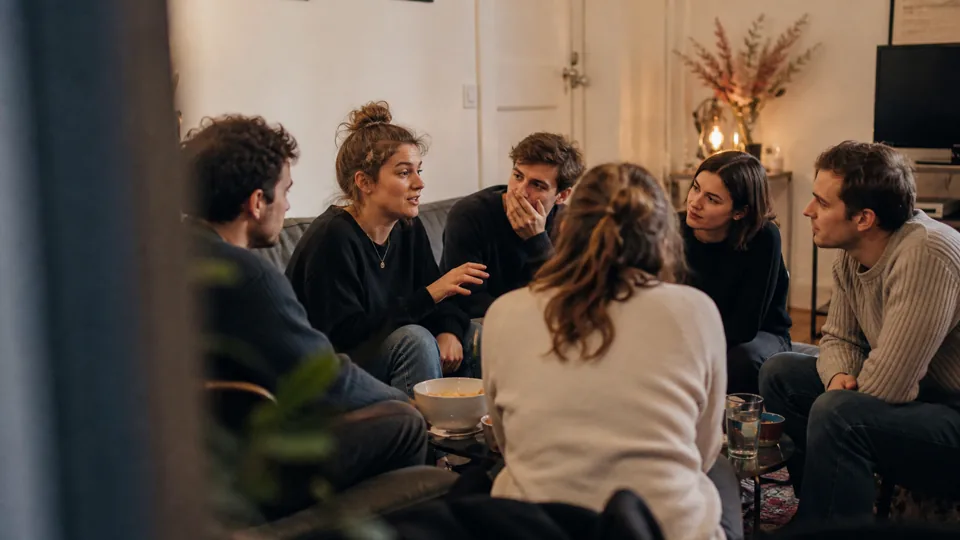 Groupe échangeant des questions pendant une manche d’Espion