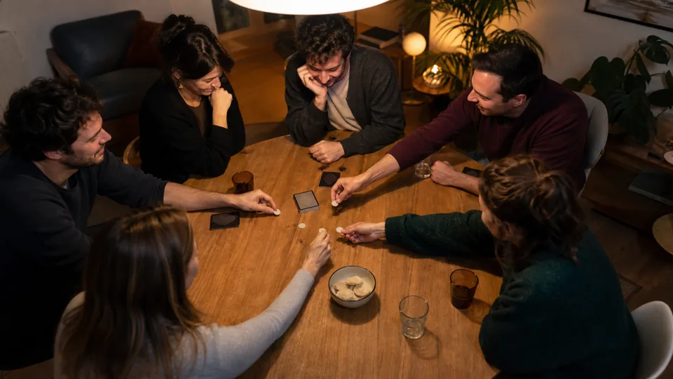 Amis votant pour désigner l’espion