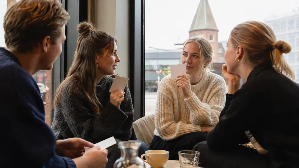 Venner taler sammen på en café