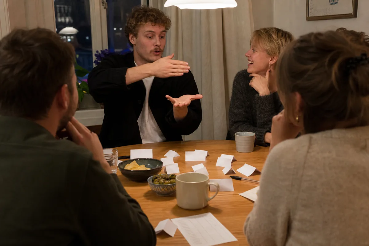 Venner spiller en siddende variation af mimeleg