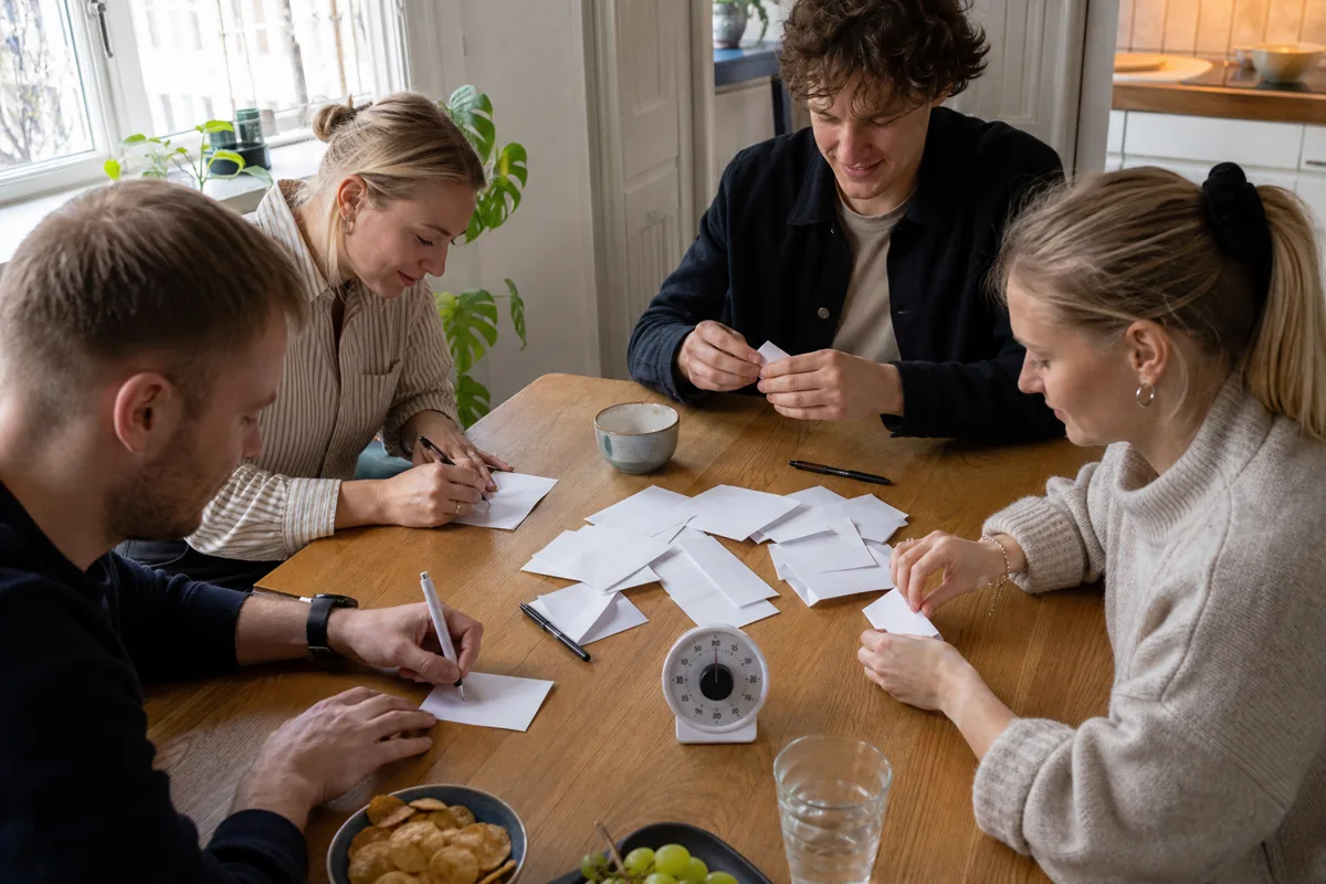 Venner skriver sedler til en mimeleg