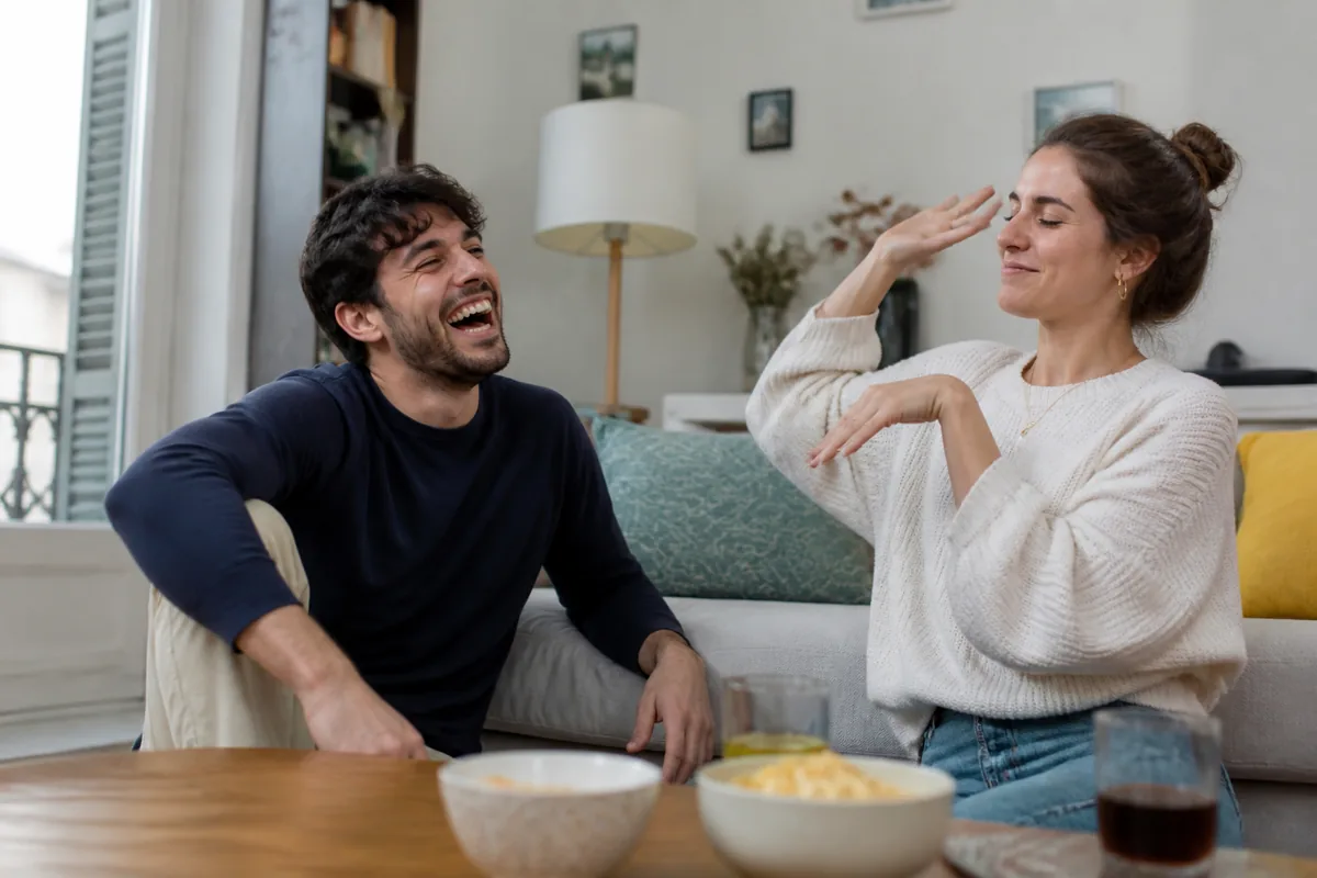 Couple qui rit pendant une imitation