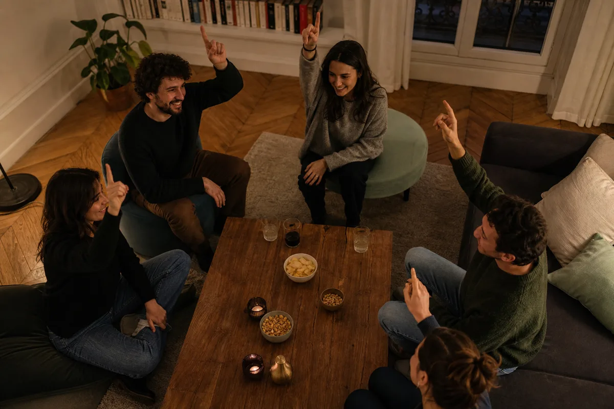 Amis jouant à Je n'ai jamais pendant un appel vidéo