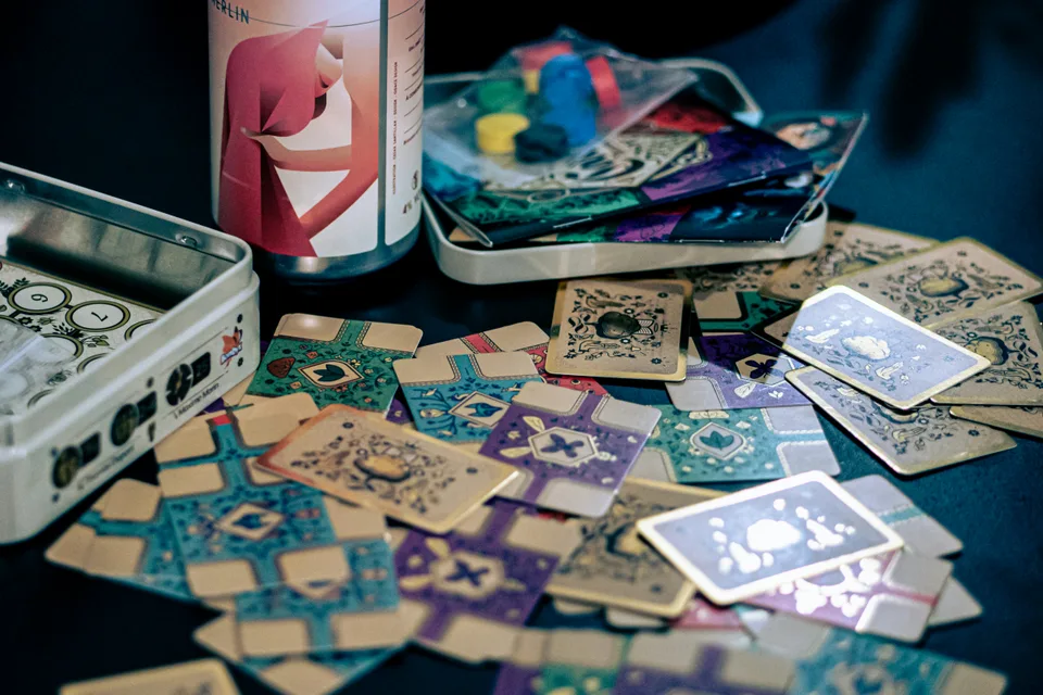 Vrienden leggen spelkaartjes klaar op tafel
