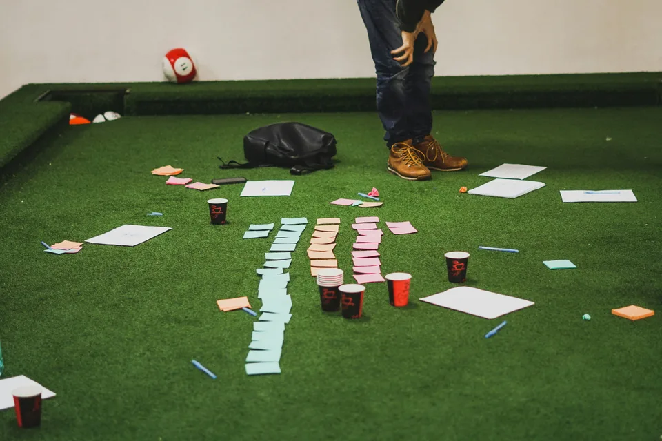 Twee teams spelen een actief feestje-spel