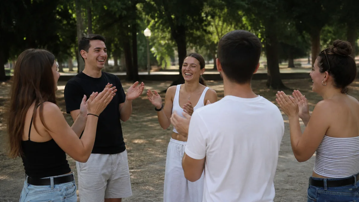 Prijatelji plješću u ritmu u krugu