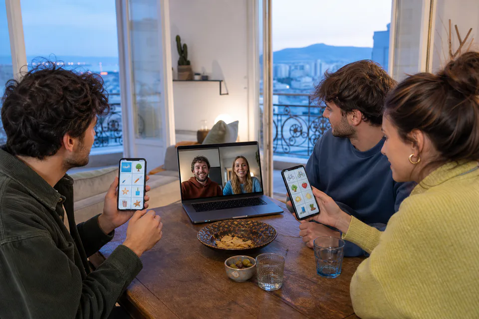 Amis rejoignant une partie d’Imaginarium en ligne avec leurs téléphones