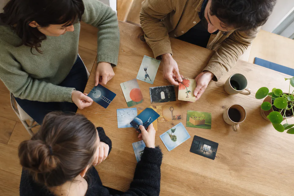 Cartes illustrées disposées devant un groupe d’amis
