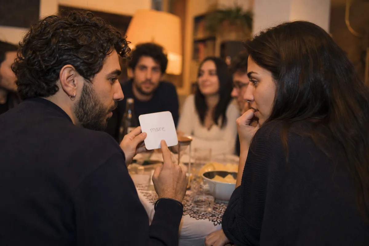 Due amici confrontano un indizio