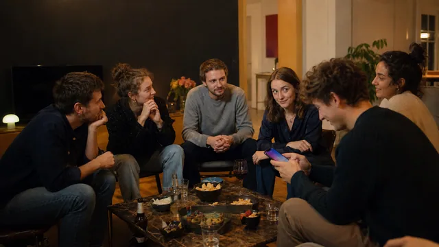 Freunde spielen Impostor und suchen die bluffende Person