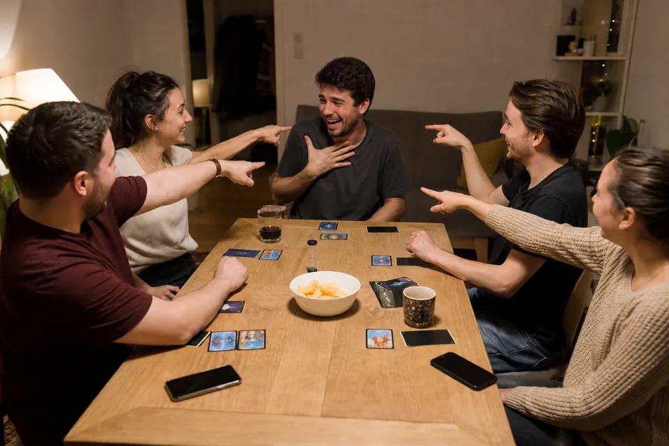 Baráti társaság egyszerre szavaz egy játék közben