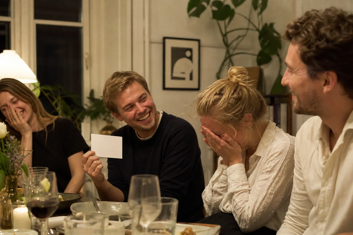 Venner griner over et pinligt udsagn