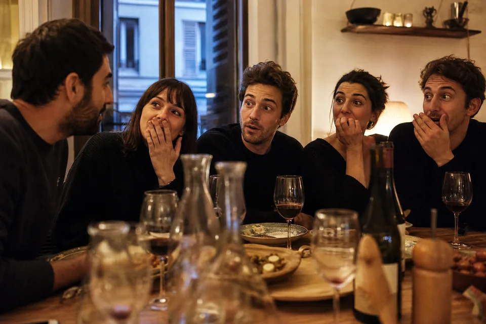 Amis surpris par une question gênante pendant une soirée