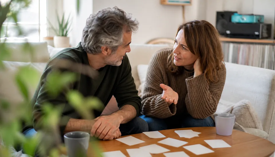 Un couple échange des souvenirs sur un canapé