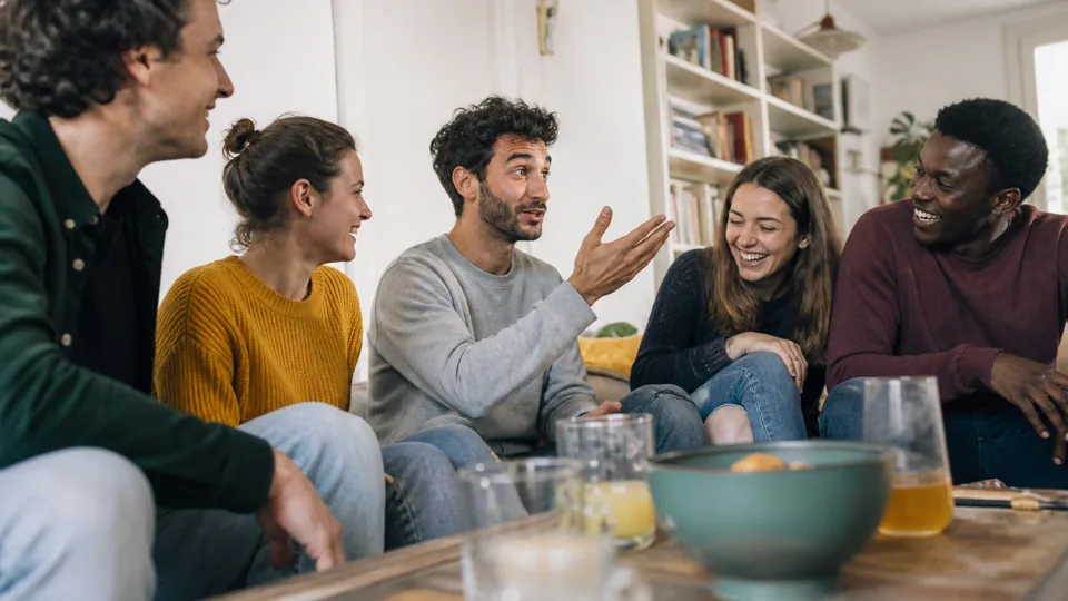 Bande d’amis riant pendant une question drôle