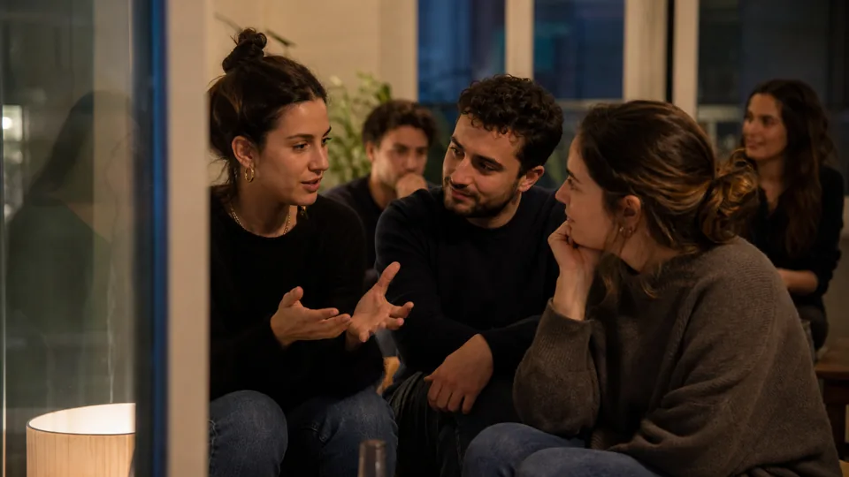 Amis échangeant autour d’une question profonde