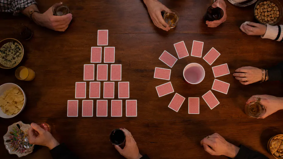 Cartes disposées pour la Pyramide pendant une soirée