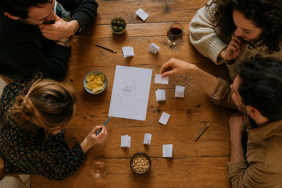 Dessin et papiers pliés pour un jeu de soirée