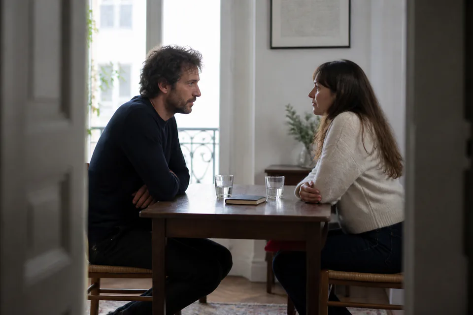 Couple engagé dans une conversation profonde