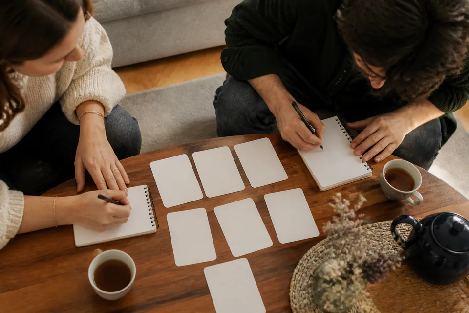 Couple préparant des cartes pour un jeu de questions