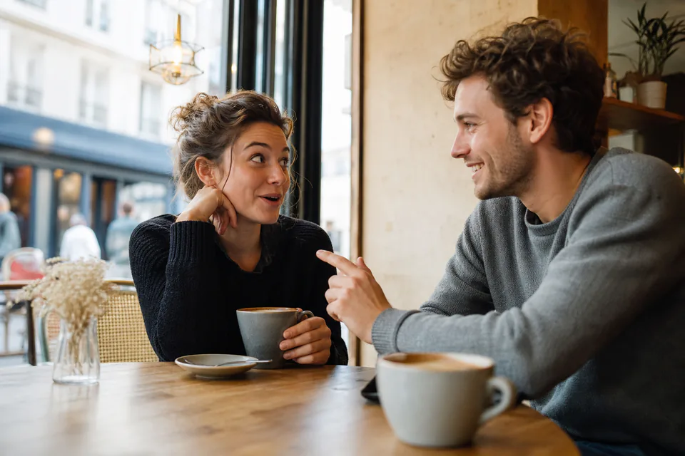 Couple échangeant des questions légères dans un café