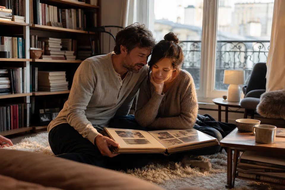 Couple regardant un album de souvenirs