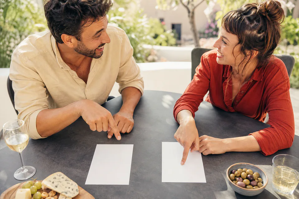 Couple choisissant entre deux cartes Tu préfères