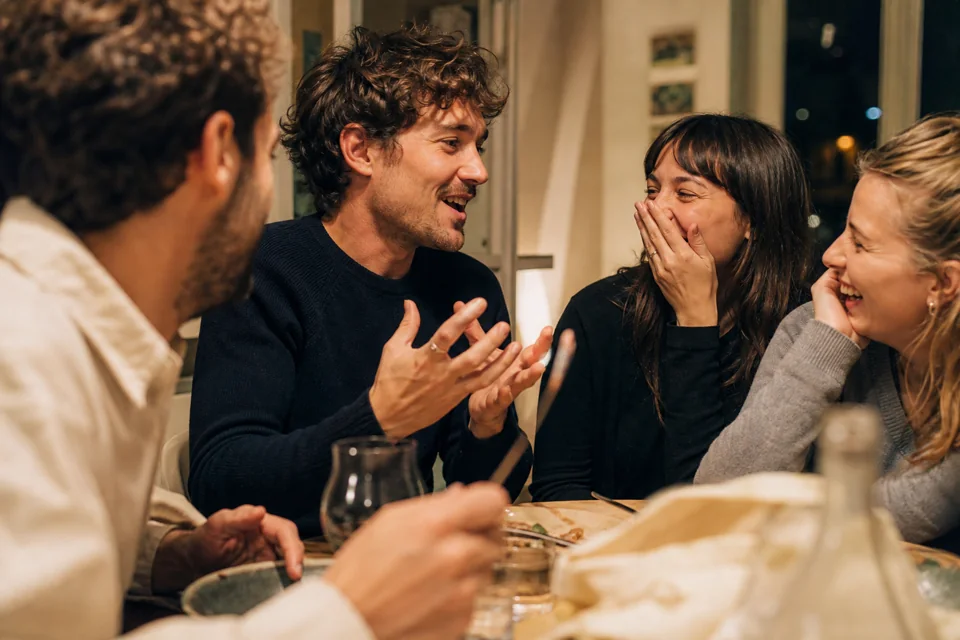 Amis riant après un dilemme absurde