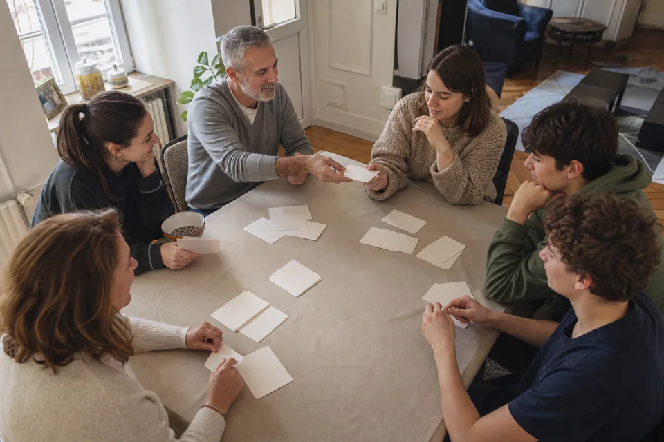 Groupe choisissant des questions adaptées à sa soirée
