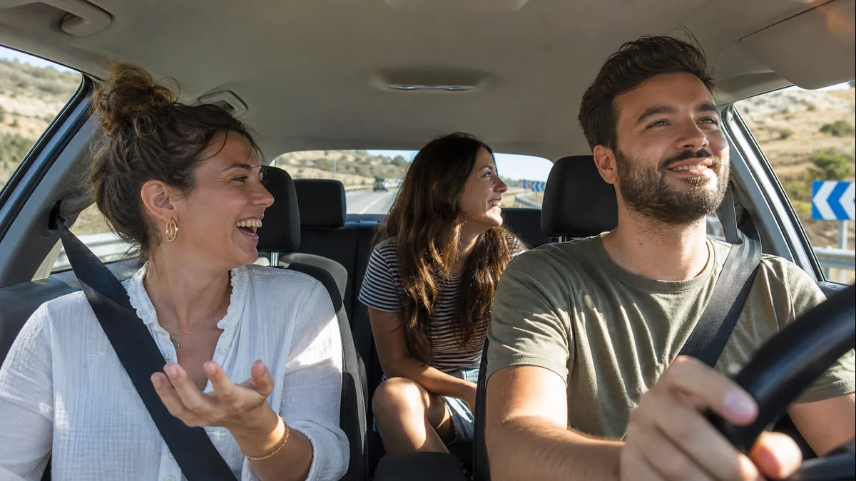 Pasajeros jugando con palabras durante el viaje